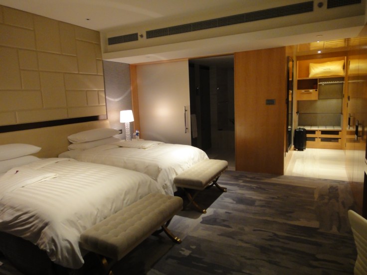 Shangri-La Premier room bathroom