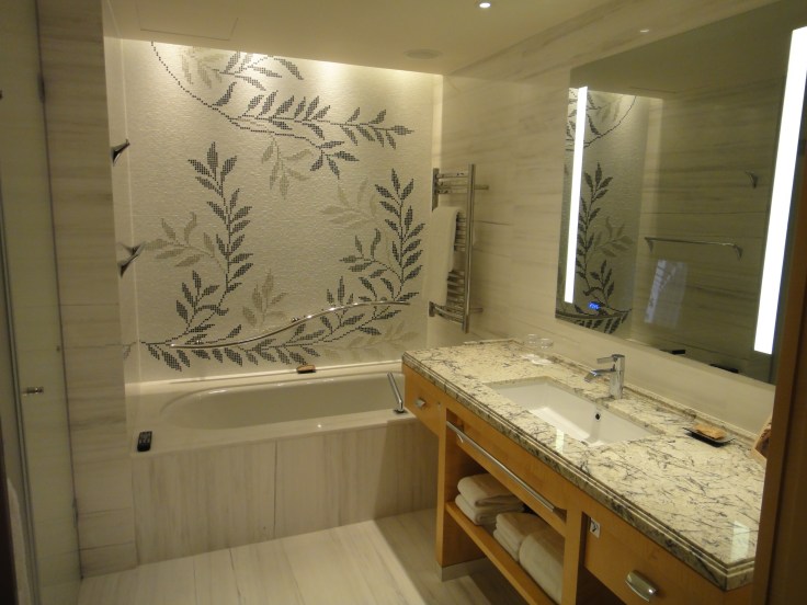 Shangri-La Premier room bathroom