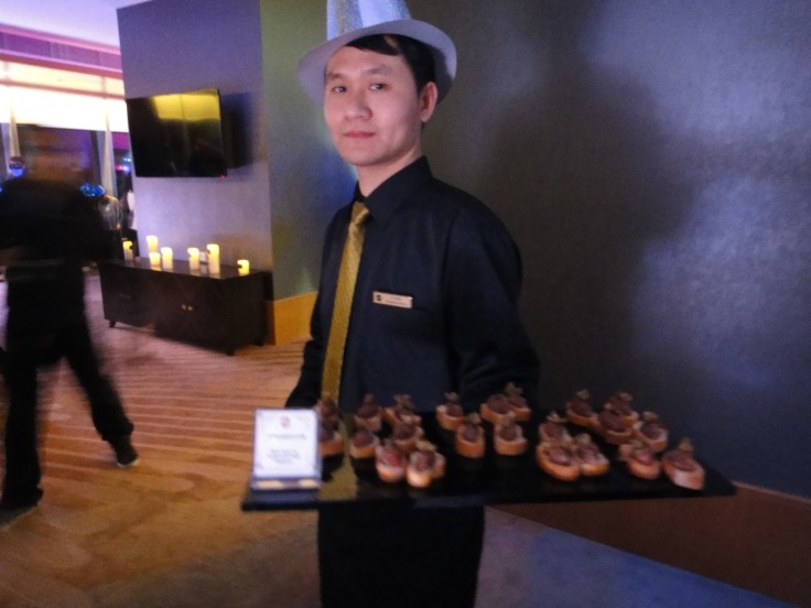 Horizon Lounge canapes 